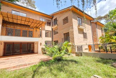 5 Bed Townhouse with En Suite at Lavington Green. - 2