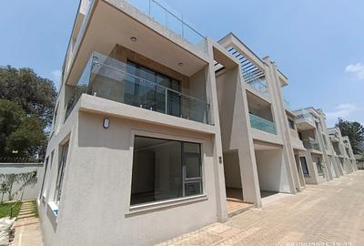 5 Bed Townhouse with En Suite in Lavington - 2