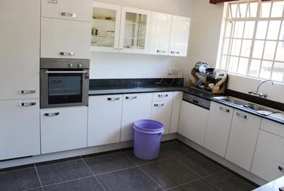 4 Bed Townhouse with Swimming Pool in Rosslyn