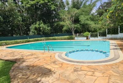5 Bed Townhouse with En Suite at Lavington - 4