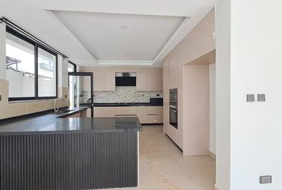 5 Bed Townhouse with En Suite at Lavington - 4