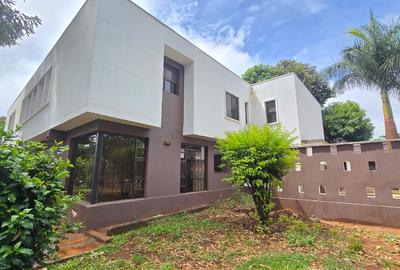 6 Bed House with En Suite in Runda