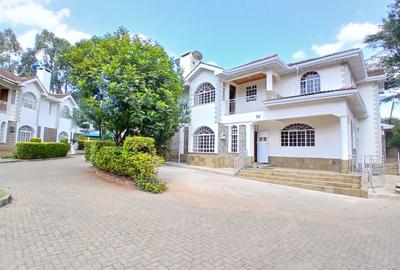 4 Bed Townhouse with En Suite at Lavington - 2