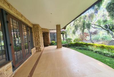 5 Bed Villa with En Suite at Lake View - 4