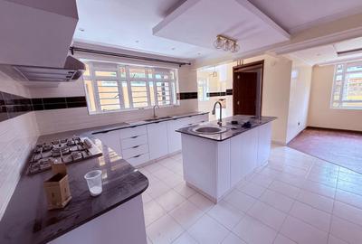 5 Bed Townhouse with En Suite in Ridgeways - 4
