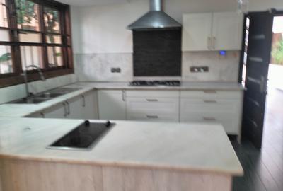 6 Bed House with En Suite in Kyuna