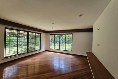5 Bed House with En Suite in Runda