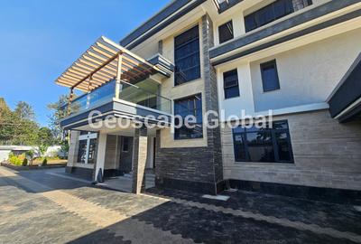 5 Bed House with En Suite in Runda - 2