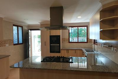 5 Bed Townhouse with En Suite in Spring Valley - 3