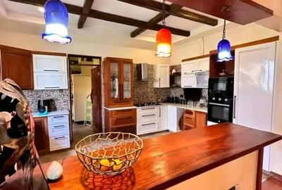 7 Bed House with En Suite in Ridgeways - 2