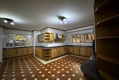 5 Bed House with En Suite in Hill View - 3