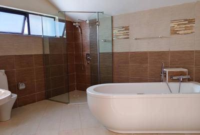 4 Bed Townhouse with En Suite in Brookside - 3