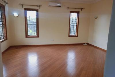 5 Bed Townhouse with En Suite at Near Westgate Mall