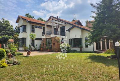 5 Bed House with En Suite in Runda