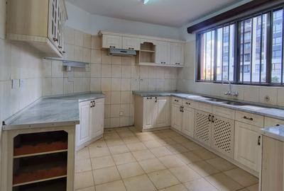 3 Bed Apartment with En Suite at Lavington - 4