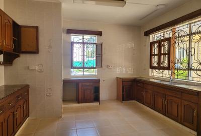 5 Bed House with En Suite in Nyari - 4