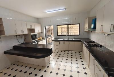 5 Bed Townhouse with En Suite at Lavington Green - 4