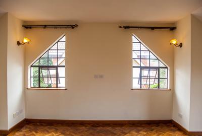 4 Bed House with En Suite in Lavington - 3