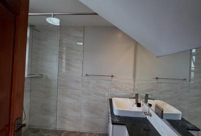 4 Bed Apartment with En Suite at Riverside Drive - 3