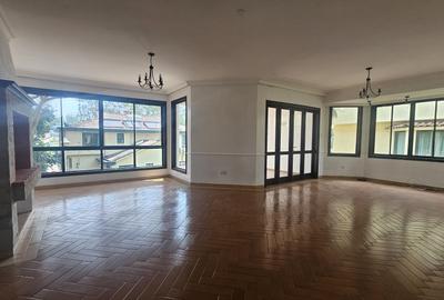 4 Bed Villa with En Suite at Kyuna Close - 4