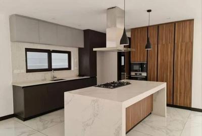 5 Bed Townhouse with En Suite in Spring Valley
