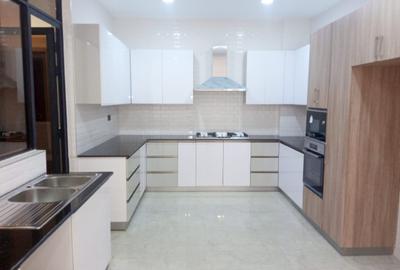 4 Bed Apartment with En Suite in Spring Valley