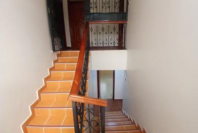 5 Bed House with En Suite in Runda - 3