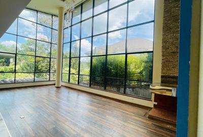 5 Bed Villa with En Suite in Spring Valley - 4