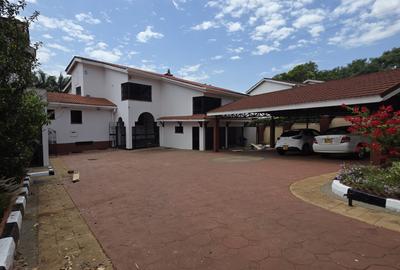 5 Bed Villa with En Suite in Gigiri - 2