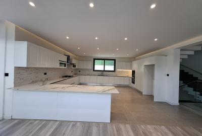 5 Bed Townhouse with En Suite in Lavington