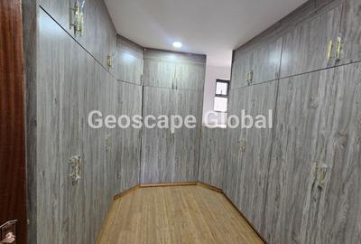 5 Bed Townhouse with En Suite in Lavington - 3