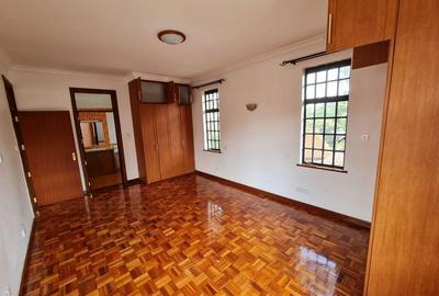 4 Bed Townhouse with En Suite at Lavington - 3