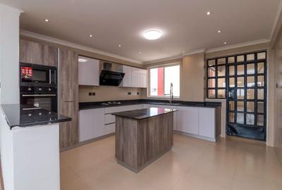 4 Bed Apartment with En Suite at General Mathenge