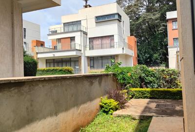 5 Bed Villa with En Suite at Mugumo Road