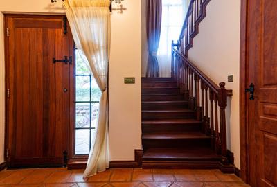 4 Bed House with En Suite in Ridgeways