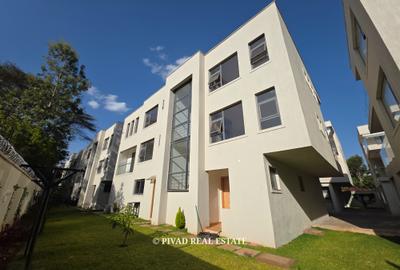 5 Bed Townhouse with Garden in Lavington - 2