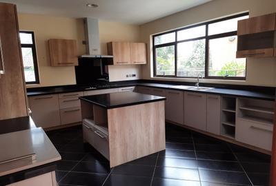 5 Bed Townhouse with En Suite in Lavington - 4