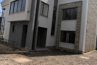 5 Bed Villa with En Suite in Lavington