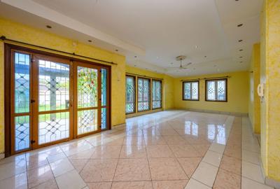 6 Bed Villa with En Suite in Kizingo - 4