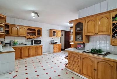 5 Bed House with En Suite at Red Hill Road
