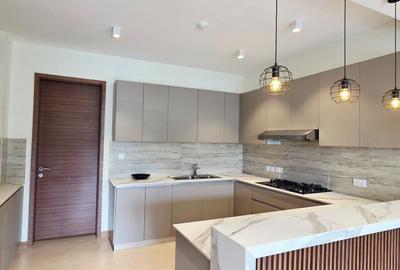 3 Bed Apartment with En Suite in Riverside - 3