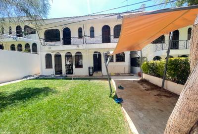 5 Bed Townhouse with Swimming Pool in Riverside