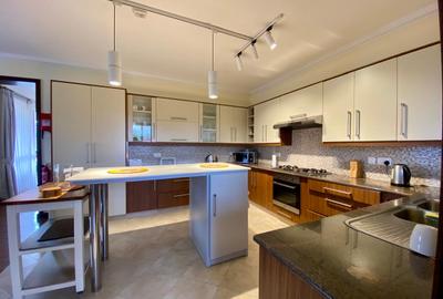 Furnished 3 Bed Apartment with En Suite in Brookside