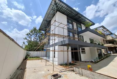 5 Bed Townhouse with En Suite in Lavington - 4