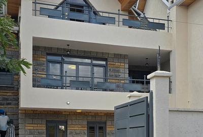 5 Bed Townhouse with En Suite at Varsityville