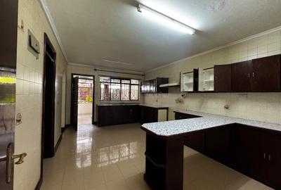 5 Bed Townhouse with En Suite in Riverside