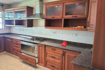 5 Bed Townhouse with En Suite in Lavington