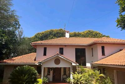 5 Bed Villa with En Suite in Runda