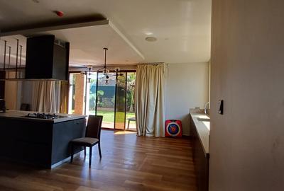 8 Bed Villa with En Suite in Runda - 4