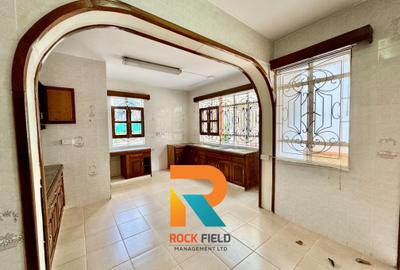 5 Bed House with En Suite in Parklands - 2